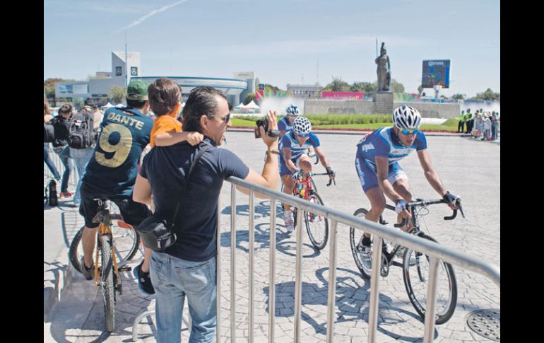 Aficionados tapatíos ven pasar a los participantes de ciclismo de ruta.  /