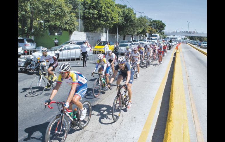 El pelotón recorrió un circuito que salió de Avenida Vallarta y fue al Poniente de la ZMG.  /