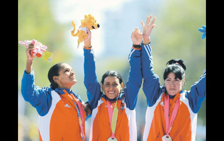 Las tres campeonas venidas de las Antillas celebran su triunfo a los pies de los Arcos de Vallarta. REUTERS  /