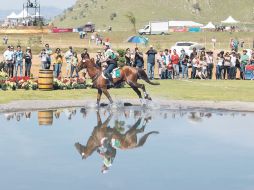 El mexicano Carlos Cornejo monta a ''Prometeo Equus'', durante el cross country de la llamada prueba de los tres días.  /