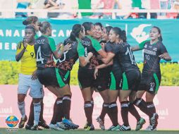 Jugadoras mexicanas celebran la anotación de Verónica Pérez (centro). MEXSPORT  /