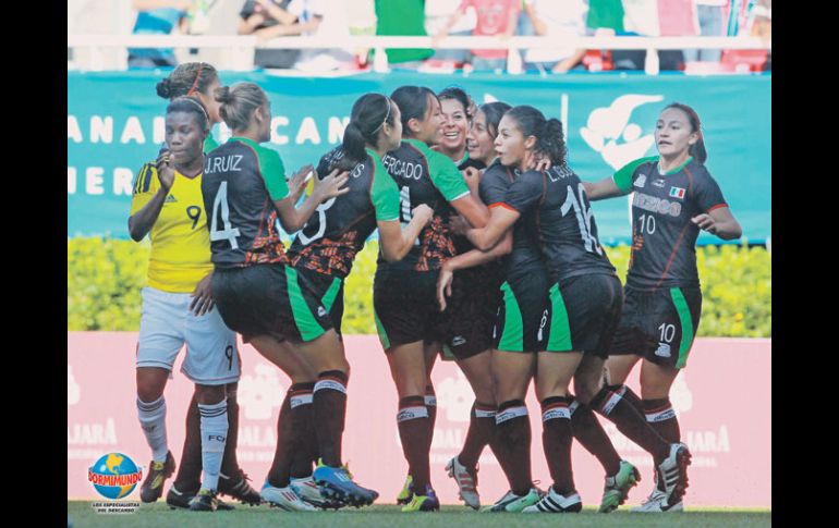 Jugadoras mexicanas celebran la anotación de Verónica Pérez (centro). MEXSPORT  /