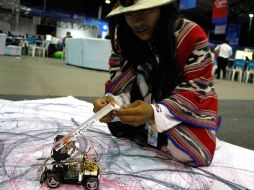 Su 'cochecito' funciona con baterías de nueve voltios y posee una tarjeta matriz que acepta órdenesa través de un ordenador. EFE  /