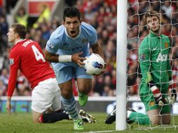 El argentino Sergio ''Kun'' Agüero celebra su gol ante el portero del Manchester United, David De Gea. REUTERS  /