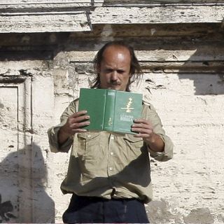 Hombre quema Biblia mientras el Papa beatifica a tres santos