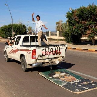 Libios rodean presunto refugio de hijo de Gadhafi