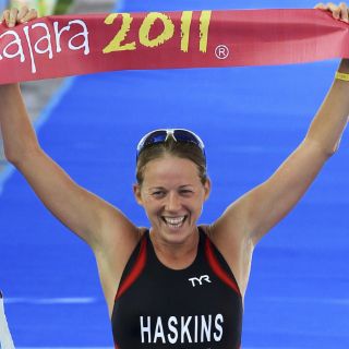 Haskins se lleva el oro en triatlón femenil