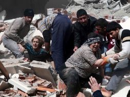 Voluntarios rescatan personas atrapadas entre los escombros de un edificio en Van, Turquía. EFE  /