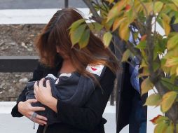 Carla Bruni carga a su bebé al salir hoy de la clínica de maternidad en París. REUTERS  /