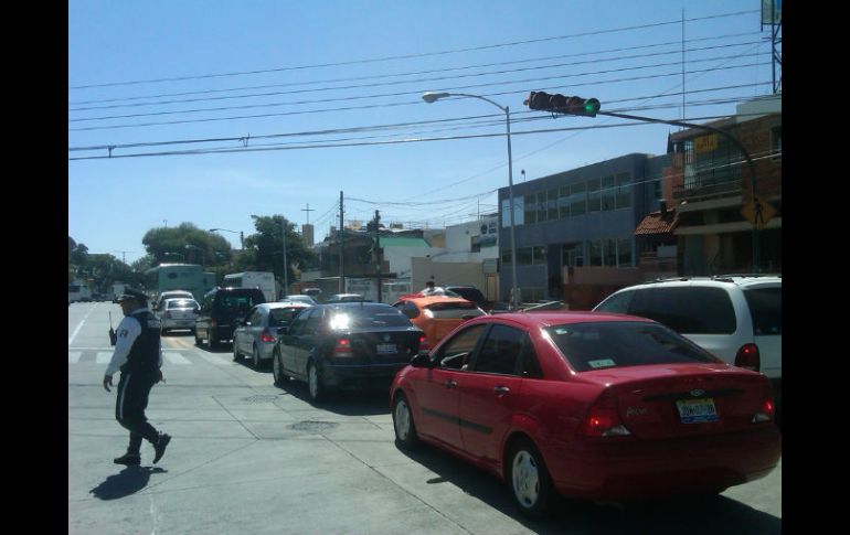 Agentes viales se encuentran en la zona de conflicto para hacer fluir el tráfico.  /