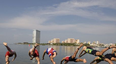 La pelea por el oro fue dura, pero al final Brasil consiguió colgarse la presea dorada. EFE  /