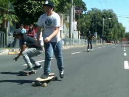 Como de costumbre, jóvenes aprovecharon la ruta para andar en patineta, bicicleta o patines. LETICIA FONSECA.  /