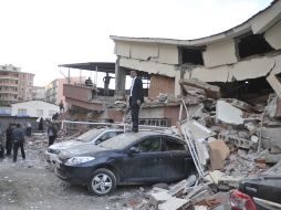 Hay cientos de personas bajo los edificios, denunció un vecino de la ciudad ante las cámaras de la NTV. EFE  /