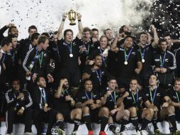 Los componentes de la selección neozelandesa de rugby celebran tras ganar a Francia. EFE  /