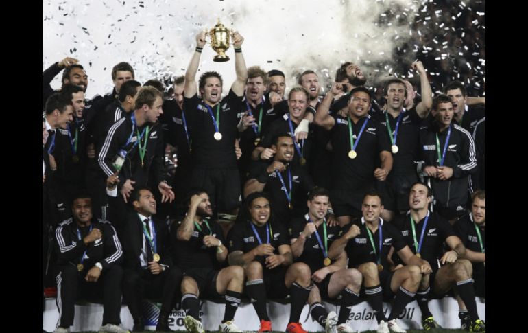 Los componentes de la selección neozelandesa de rugby celebran tras ganar a Francia. EFE  /