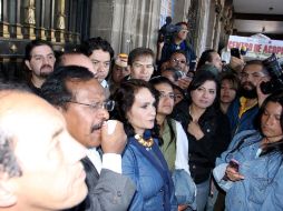 La secretaria general perredista, Dolores Padierna junto a asambleistas protestaron en el palacio de gobierno capitalino. NOTIMEX  /
