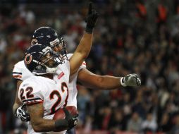 Matt Forte (22) festeja con su compañero Chris Williams. REUTERS  /