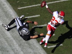Kendrick Lewis (23) corre fuera del alcance de Kyle Boller (7). AP  /
