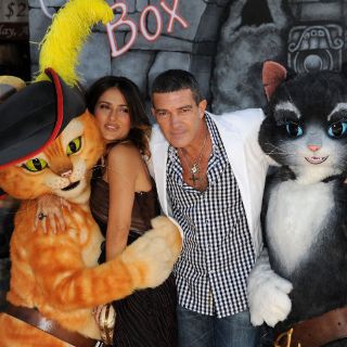 Hayek y Banderas caminan por la alfombra roja