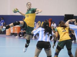 La brasileña Eduarda Amorim (i) disputa el balón con las argentinas Manuela Pizzo y Antonela Mena (d). EFE  /