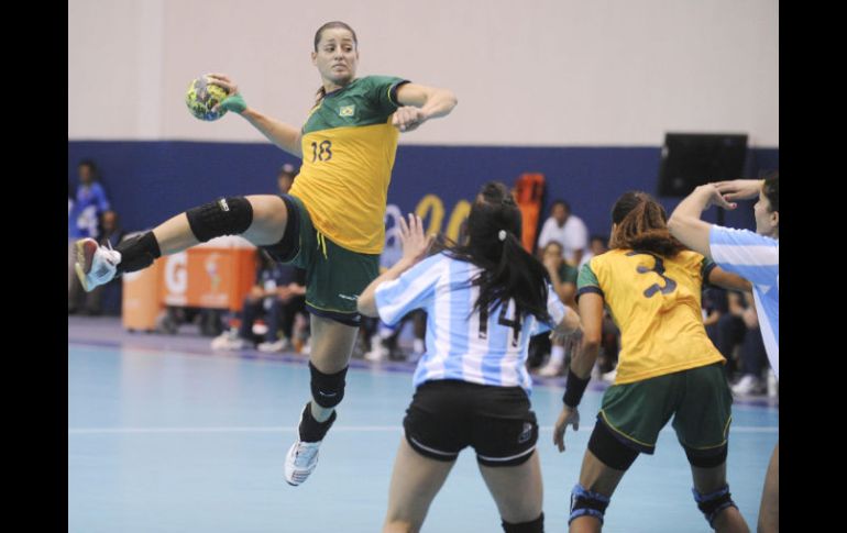 La brasileña Eduarda Amorim (i) disputa el balón con las argentinas Manuela Pizzo y Antonela Mena (d). EFE  /