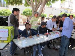 Los simpatizantes de Alfaro aseguran que la tardanza en la apertura de los centros de votación los afectó. ESPECIAL  /