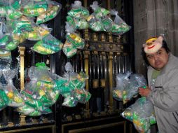 Perredistas inconformes arribaron a la sede del Gobierno capitalino para dejar las despensas decomisadas. EL UNIVERSAL  /