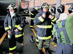 Los “tragahumo” mexicanos a veces traen pantalones que pertenecieron a bomberos de Nueva York. EL UNIVERSAL  /
