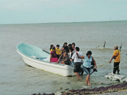 Durante 24 meses, los pobladores han arriesgado sus vidas al viajar en lanchas cruzando la Laguna Superior. EL UNIVERSAL  /