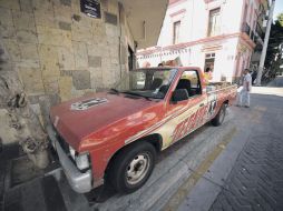 Para no interrumpir el tránsito, un conductor improvisa un cajón de estacionamiento sobre una banqueta en López Cotilla.  /