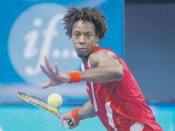 Monfils superó 7-5, 3-6 y 6-2 a Jarkko Nieminen para levantar el trofeo del Abierto de Estocolmo. REUTERS  /