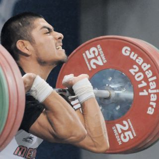 Lino Montes levanta el bronce