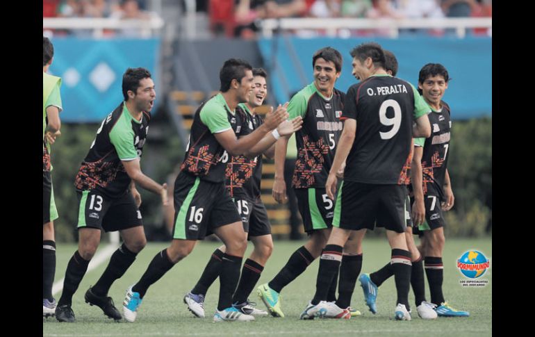 Miguel Ponce, segundo por la derecha, festeja el 2-0, que cayó en un tiro libre. AP  /