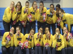 El conjunto brasileño con su presea áurea y sus mascotas panamericanas. EFE  /