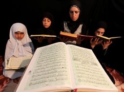 Varios países musulmanes todavía tienen vigente la poligamia. En la foto: mujeres musulmanas leyendo el Corán. ARCHIVO  /