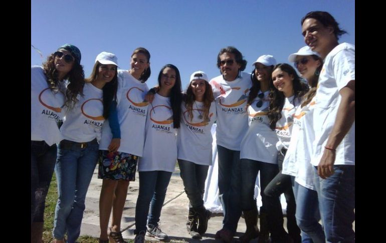 Participantes de iMx y personalidades del medio artístico construyen casas en Villagrán, Guanajuato. NOTIMEX  /