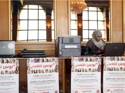 Una mujer miembro del Instituto Regional Independiente para las Elecciones trabaja en el escrutinio de las elecciones tunecinas. EFE  /