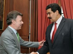 Los cancilleres acordaron que se incrementará el suministro venezolano de petróleo en el lado colombiano de la frontera. AFP  /