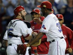 El receptor Mike Napoli (i) de los Rangers de Texas celebra con Neftali Feliz (d) luego de vencer a los Cardenales de san Luis 4-2. EFE  /