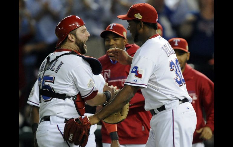 El receptor Mike Napoli (i) de los Rangers de Texas celebra con Neftali Feliz (d) luego de vencer a los Cardenales de san Luis 4-2. EFE  /