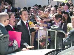 Enrique Peña Nieto durante su gira por Querétaro, habla ante los medios y militantes. EL UNIVERSAL  /