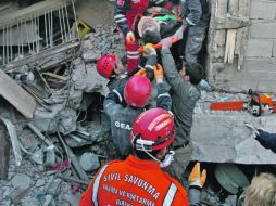 Rescatistas buscan personas entre los escombros. EFE  /