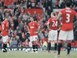 Rooney, ''Chicharito'' y Fletcher, el domingo tras la humillación en el derby. REUTERS  /