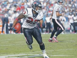 El corredor de los Texanos de Houston, Arian Foster eludió rivales de la defensa de Tennessee a placer. AP  /