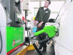El precio de la gasolina de bajo octanaje se incrementó 0.45% en la primera quincena de octubre.  /