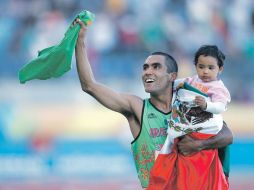 El fondista mexicano Juan Luis Barrios celebra junto a su hija, tras ganar la medalla de oro en los cinco mil metros. EFE  /