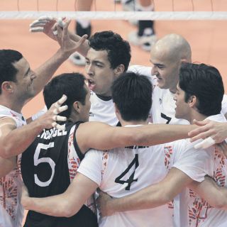 El volibol varonil comienza con un triunfo