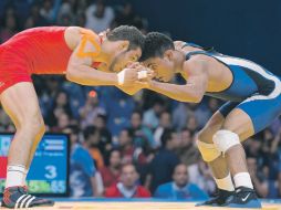 El mexicano, de rojo, durante su combate de ayer. AFP  /