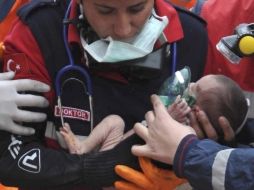 El bebé de 15 días de nacido permanecía en los brazos de su madre antes de ser sacado de los escombros. REUTERS  /