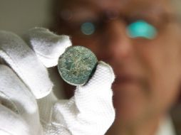 El director de la Autoridad Regional de Westfalia, Wolfgang Kirsch, presentando una moneda romana. EFE  /